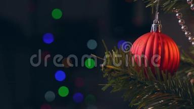 美丽的装饰圣诞树与悬挂的宝布尔和闪闪发光的LED串灯照明点在黑暗，黑色背景，麦克尔。